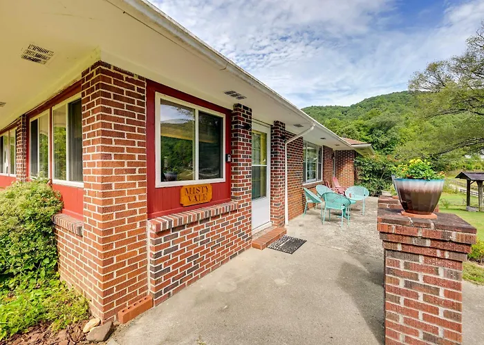 Pet Friendly Home W/ Hot Tub, Patio & Game Room!