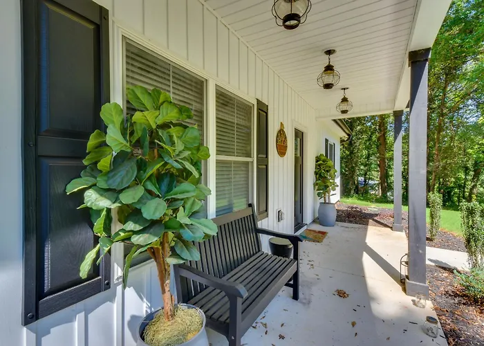 1 Mi To Lake Hartwell: Updated Retreat W/ Patio!